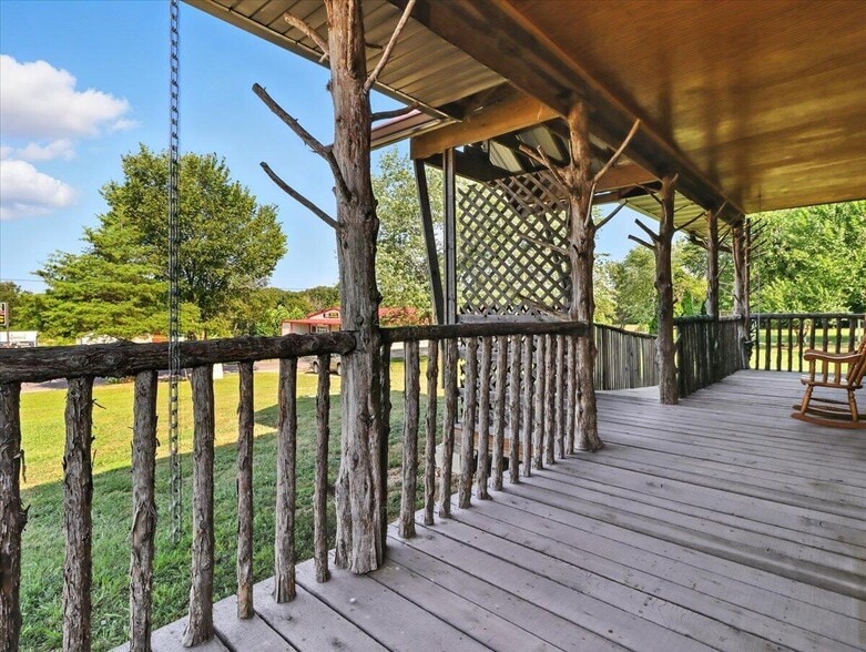 More Photos Of 401 N Busch Ave, Mountain Grove Loft Creative Space For Sale
