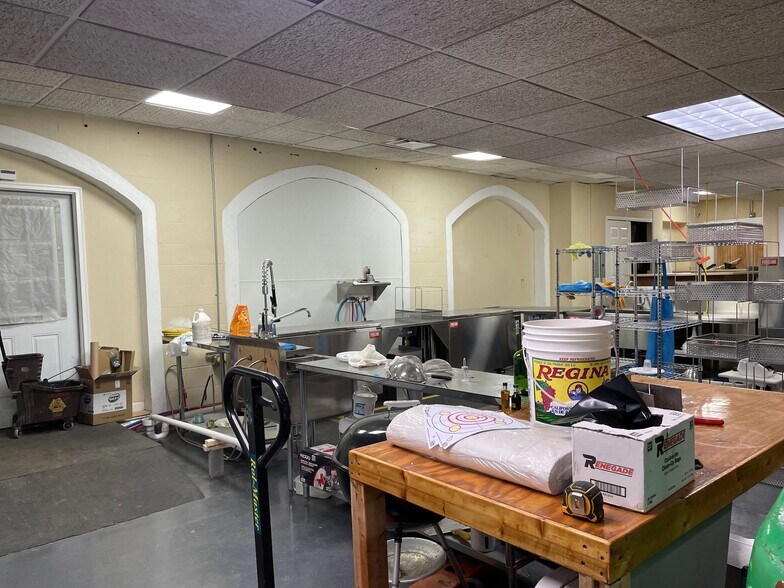 More Photos Of 2391 S Main St, Waterbury Showroom For Lease