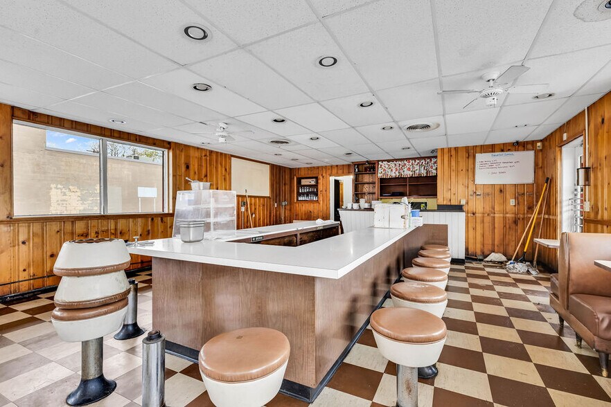 More Photos Of 2924 E Main St, Columbus Bar For Sale