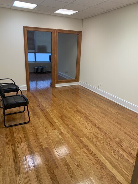 More Photos Of 3189 Steinway St, Astoria Storefront Retail Office For Lease