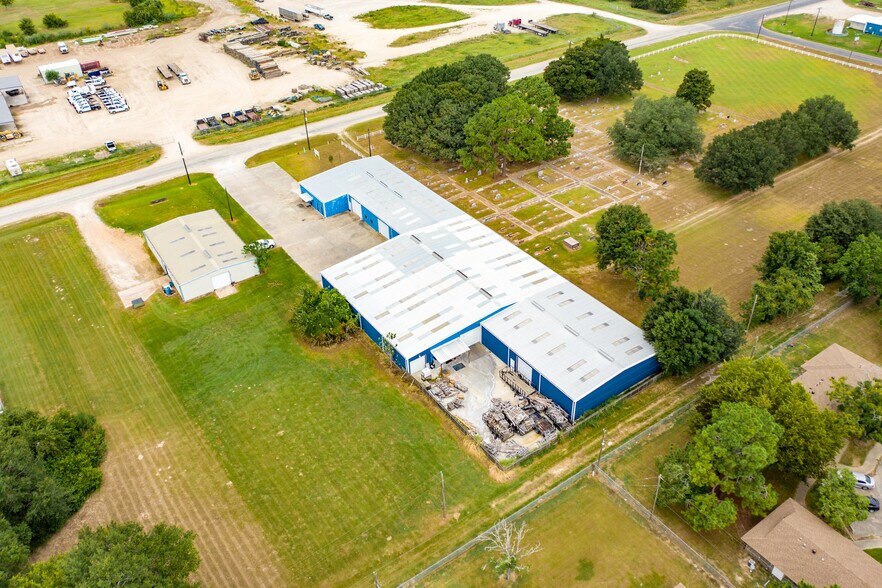 More Photos Of 601 S Meadow Ln, El Campo Warehouse For Lease