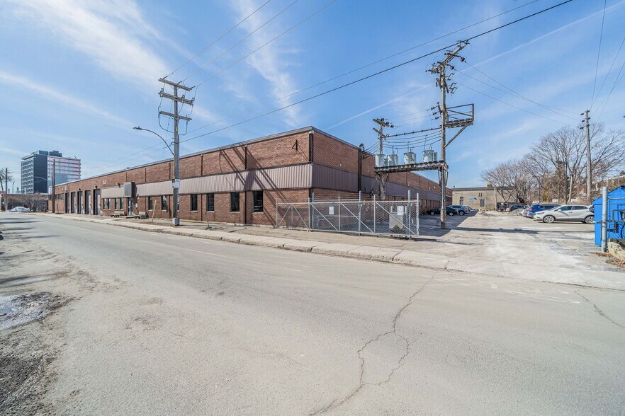 More Photos Of 5655 Rue de Marseille, Montréal Light Distribution For Lease