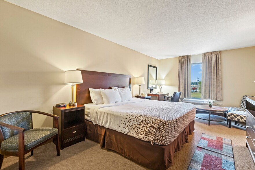 More Photos Of 30 Colonial Ave, Colonial Beach Hotel For Sale