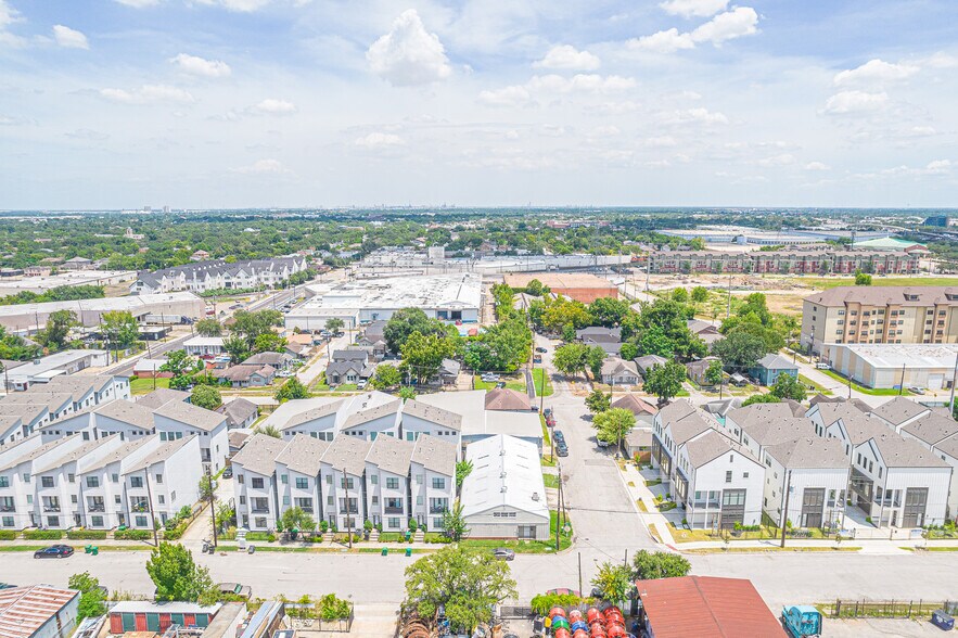 More Photos Of 1714 Hussion St, Houston Industrial For Sale