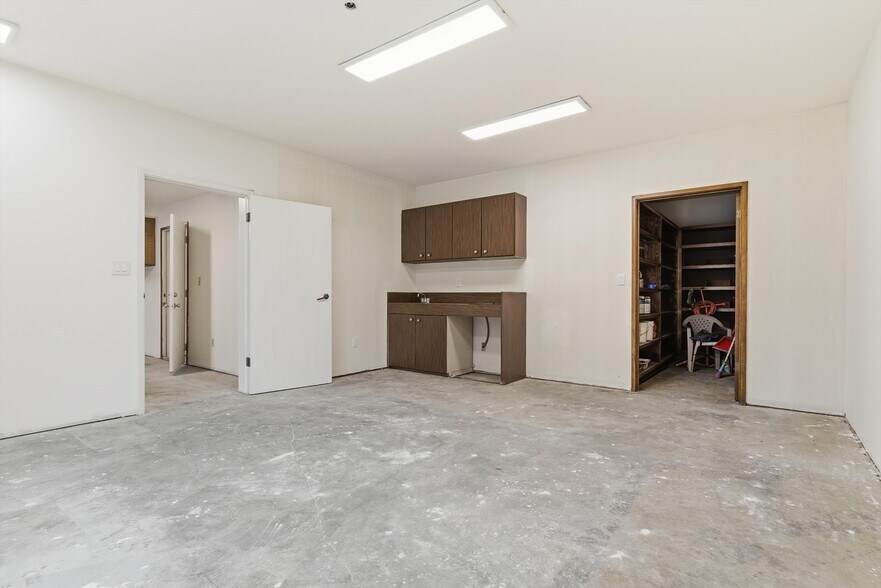 More Photos Of 9550 Main St, Penngrove Showroom For Lease