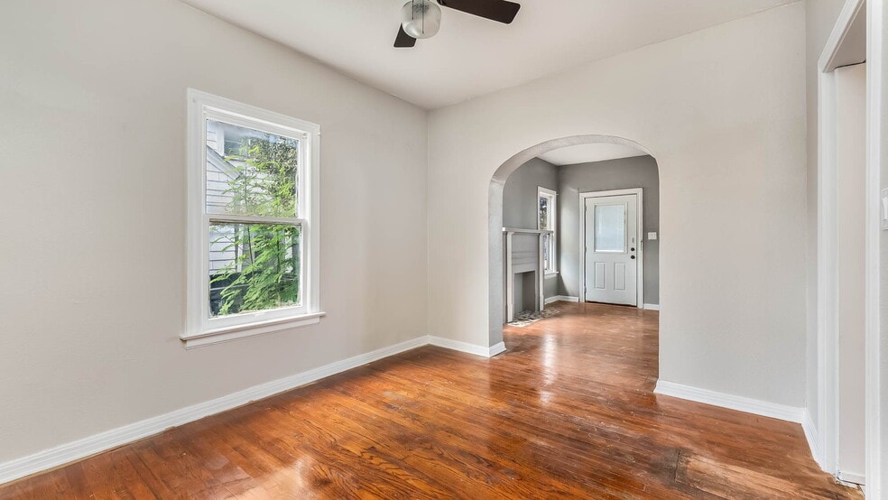 More Photos Of 1018 W Hildebrand Ave, San Antonio Storefront Retail Office For Sale