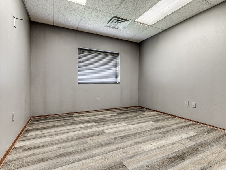 More Photos Of 4900 S Rockwell St, Oklahoma City Warehouse For Lease