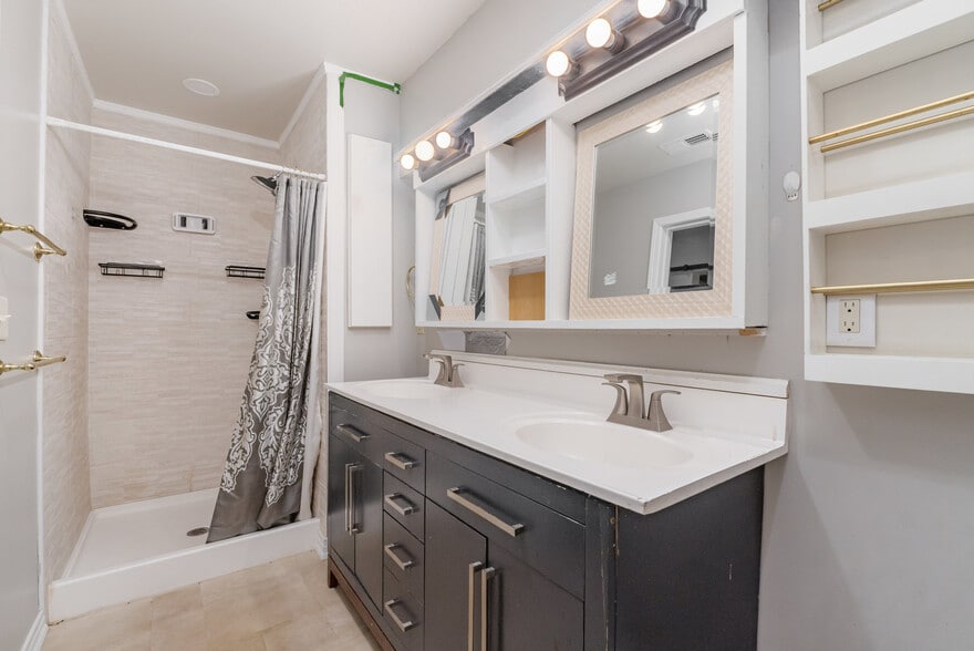 More Photos Of 9008 N Lakebrook Rd, Charlotte Light Distribution For Sale