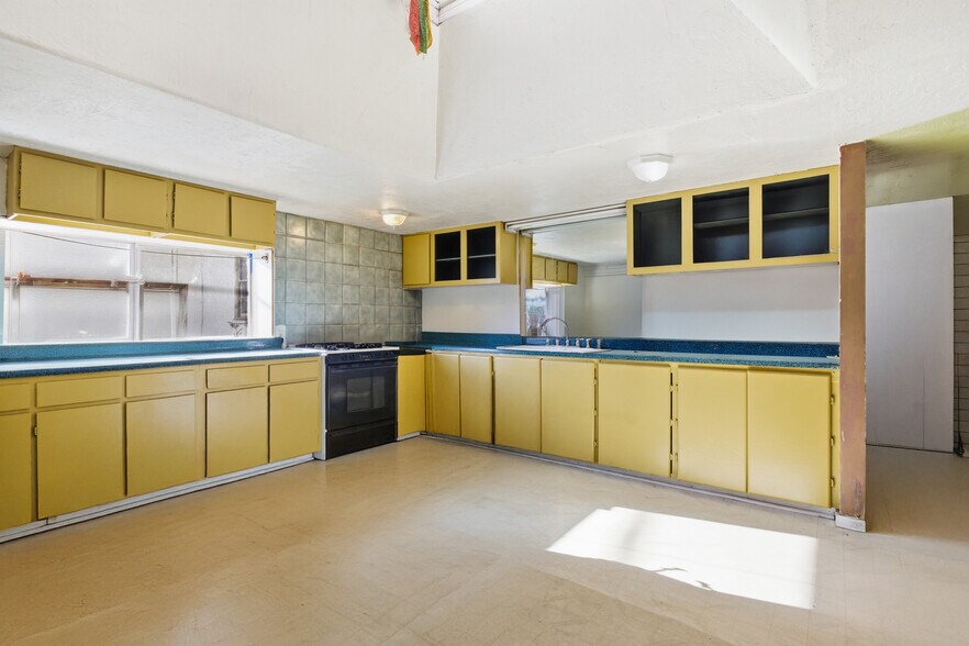 More Photos Of 657 E Main St, Cottage Grove Restaurant For Sale