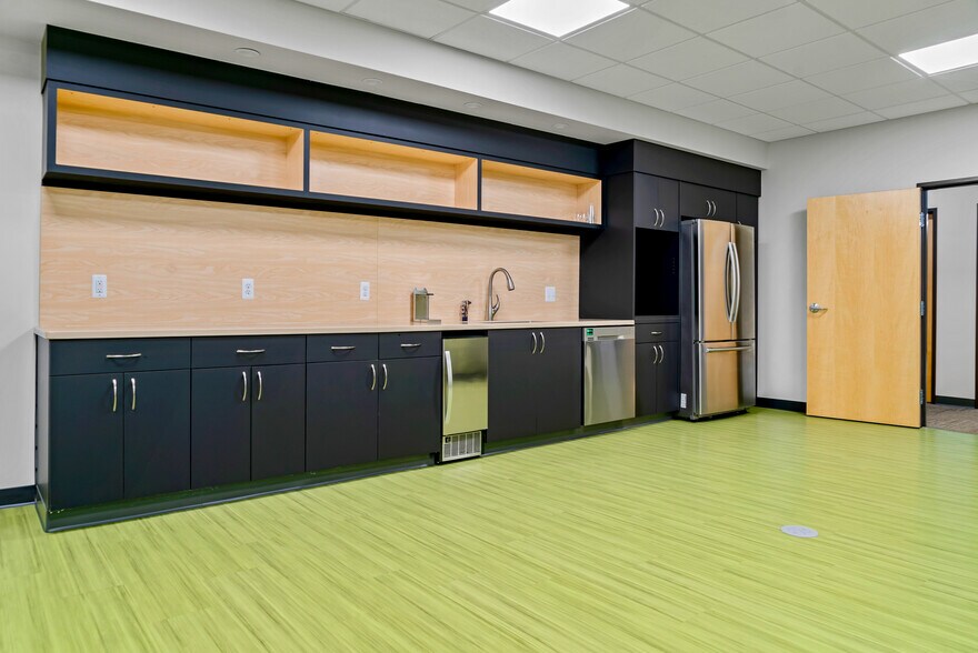 More Photos Of 210 W Tienken Rd, Rochester Hills Medical For Lease