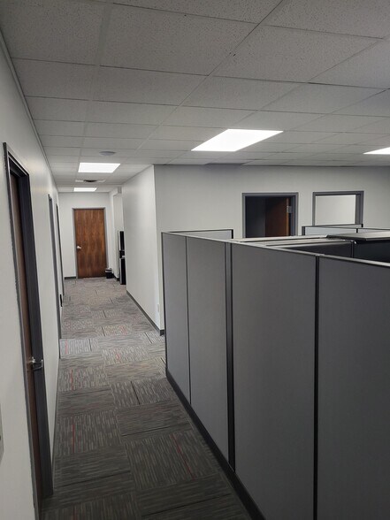 More Photos Of 8465 Keystone Crossing, Indianapolis Office Residential For Lease