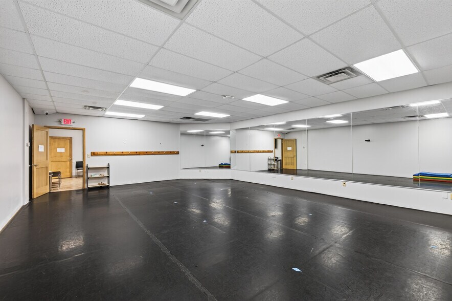 More Photos Of 146 Lake St N, Forest Lake Medical For Lease