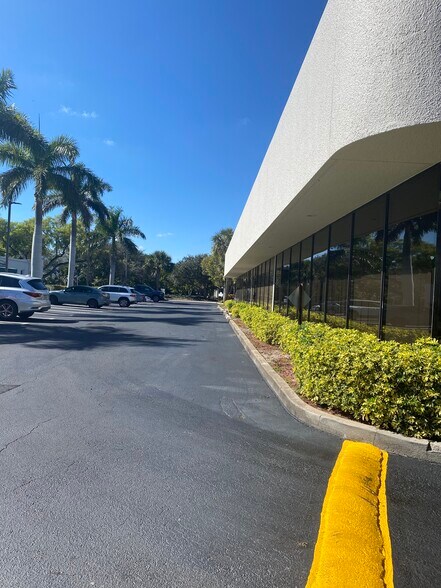 More Photos Of 5840 Corporate Way, West Palm Beach Flex For Lease