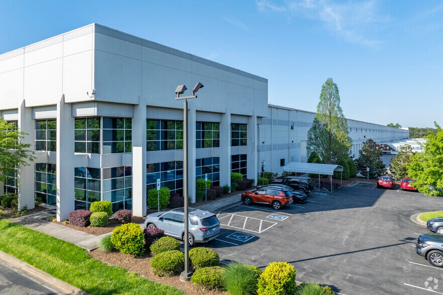 More Photos Of 121 Woodlake Parkway, Kings Mountain Warehouse For Lease