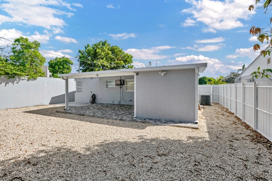 More Photos Of 481 E Commercial Blvd, Oakland Park Freestanding For Sale