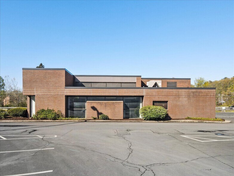 More Photos Of 209 Skyline Dr, East Stroudsburg Freestanding For Lease