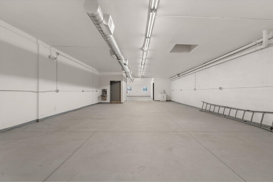 More Photos Of 7018 1/2 Darby Ave, Reseda Industrial For Lease