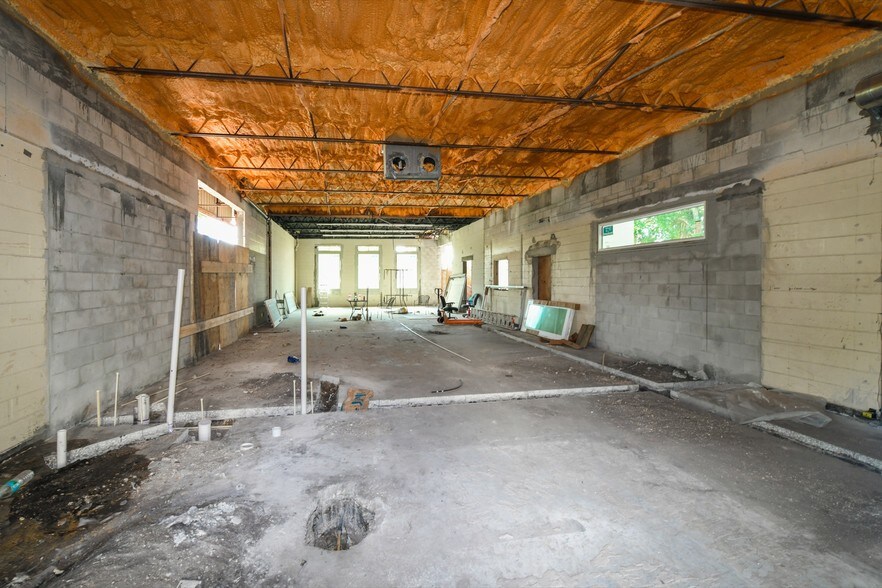 More Photos Of 575 N Washington Blvd, Sarasota Freestanding For Sale