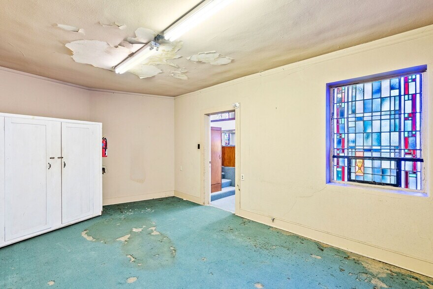 More Photos Of 1701 W Woodlawn Ave, San Antonio Religious Facility For Sale