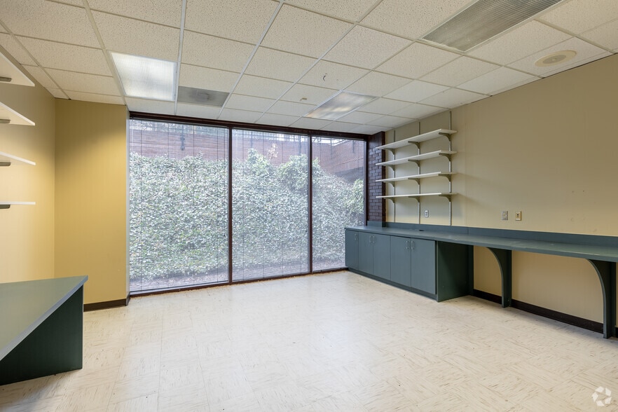 More Photos Of 8800 Roswell Rd, Sandy Springs Office For Sale