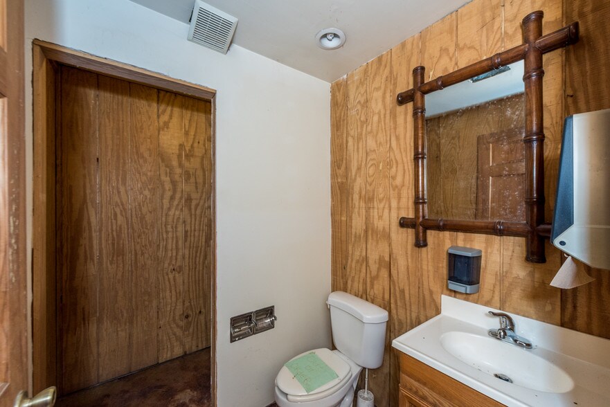 More Photos Of 7386 Mt Carmel Rd, Decaturville Convenience Store For Sale