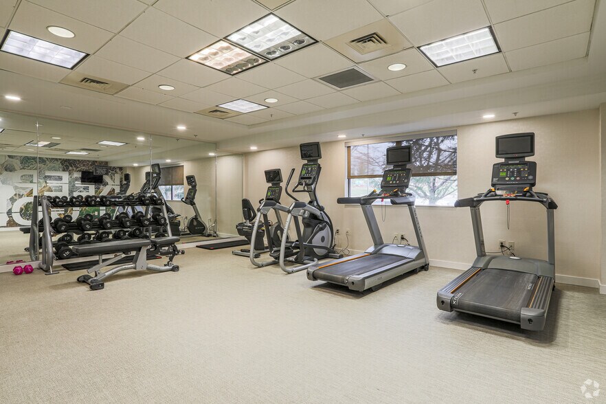 More Photos Of 450 Center Dr, Grand Rapids Hotel For Sale