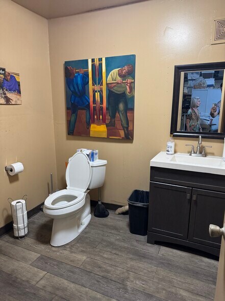 More Photos Of 197 Sand Island Access Rd, Honolulu Showroom For Lease