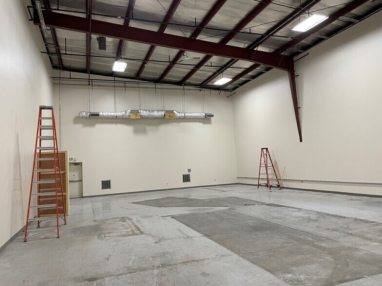 More Photos Of 6 North St, South Deerfield Light Distribution For Sale