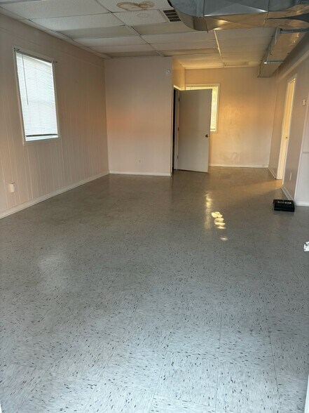 More Photos Of 301 W Main St, Union General Retail For Lease