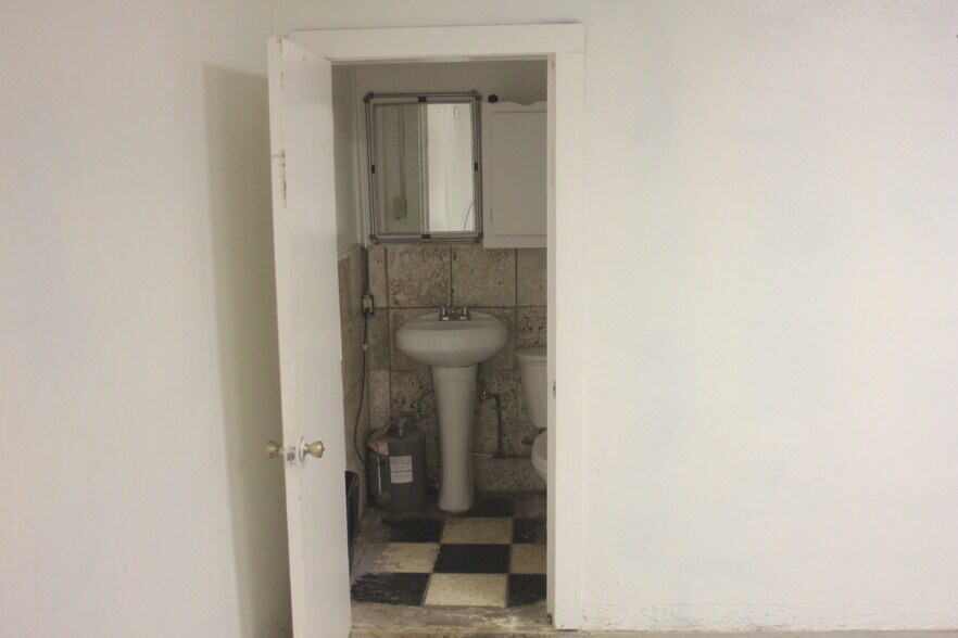 More Photos Of 22745 Highway 16 S, Von Ormy General Retail For Sale