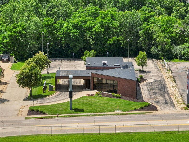 More Photos Of 1805 John F Kennedy Rd, Dubuque Freestanding For Sale