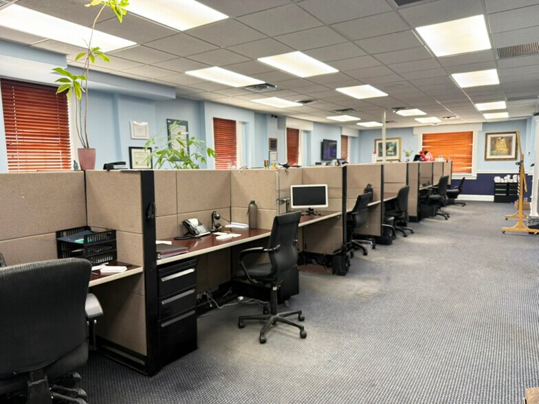 More Photos Of 57-65 Hilton Ave, Garden City Office For Lease