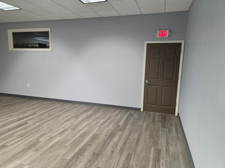 More Photos Of 101-103 S Talbot St, Addison Bank For Lease