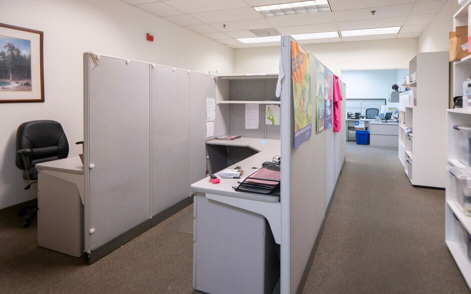 More Photos Of 72 Johnny Cake Hill Rd, Middletown Distribution For Sale