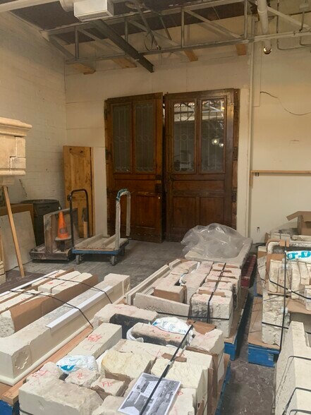More Photos Of 1308 Dragon St, Dallas Showroom For Lease