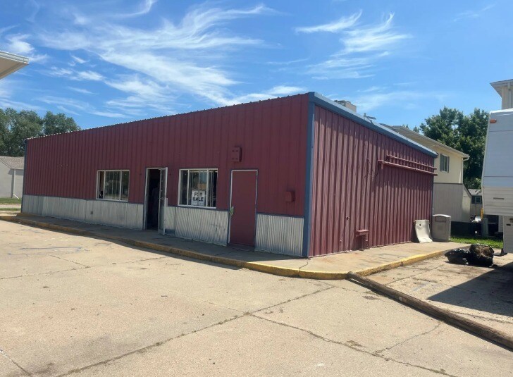 Primary Photo Of 1325 E Cherry St, Vermillion Service Station For Sale