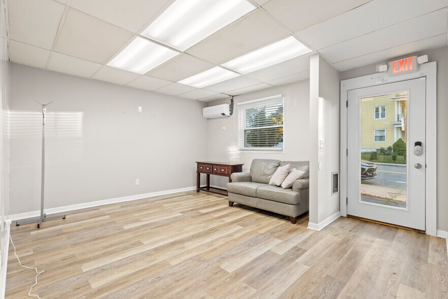 More Photos Of 404 Smithfield Ave, Pawtucket Office For Sale