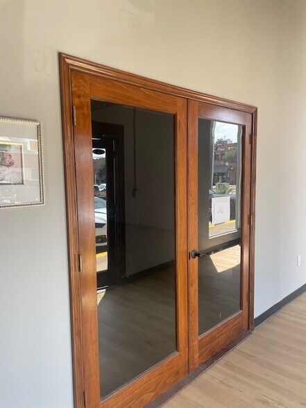 More Photos Of 530 S Main St, Grapevine Freestanding For Lease