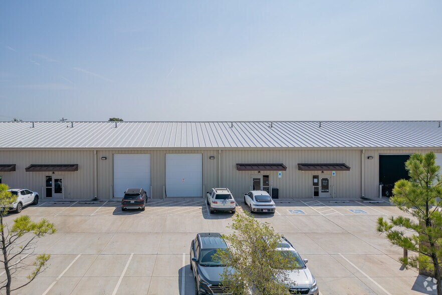 More Photos Of 611 Hundred Oaks Dr, Edmond Warehouse For Sale