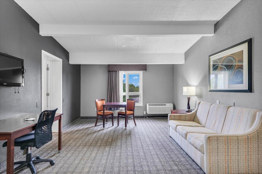 More Photos Of 1907 N Cunningham Ave, Urbana Hotel For Sale