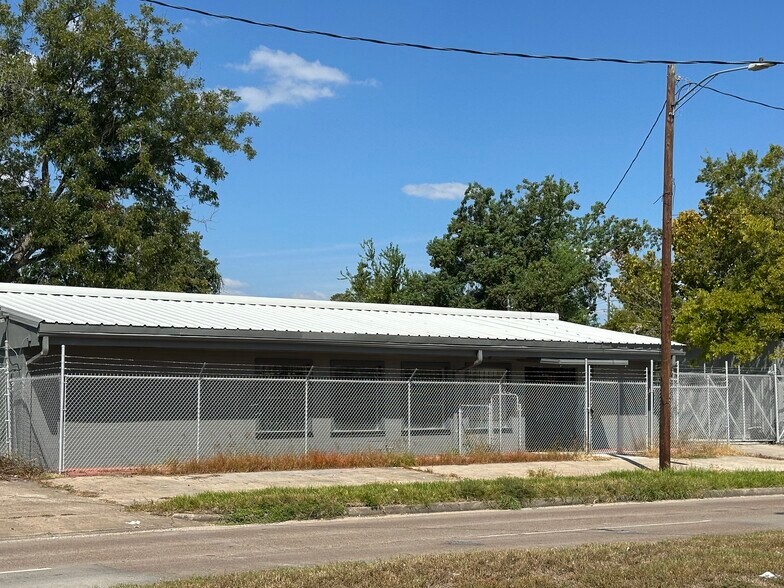 More Photos Of 7001 Weaver Rd, Houston Manufacturing For Lease