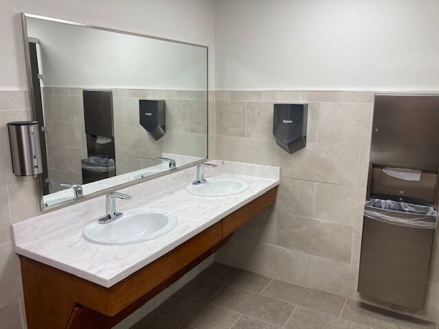 More Photos Of 422 E Avenue B, Robstown Medical For Lease