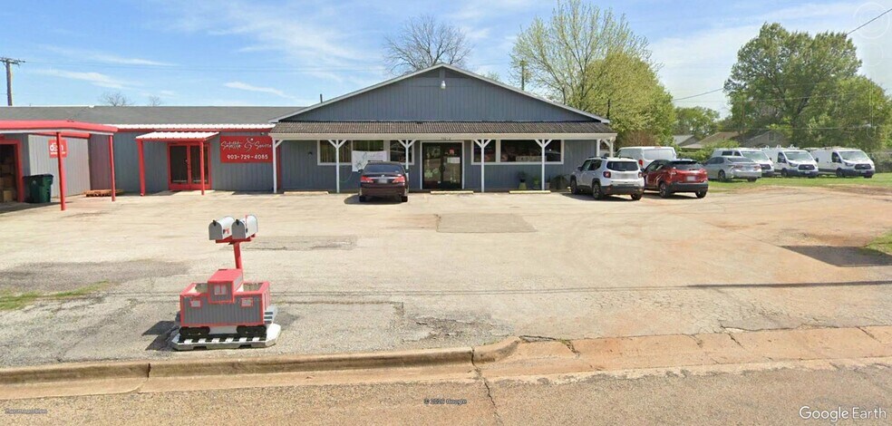 More Photos Of 706 N Perry St, Palestine General Retail For Sale