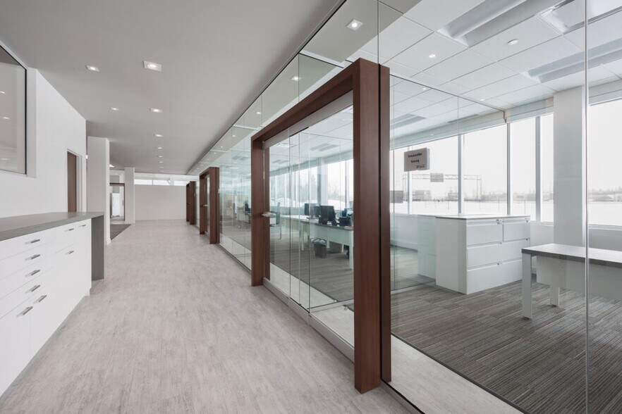 More Photos Of 50 Rue Jean-Paul-Cayer, Blainville Distribution For Lease