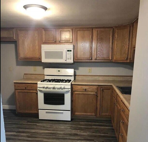 More Photos Of 522 N Main St, Hanna City Apartments For Sale