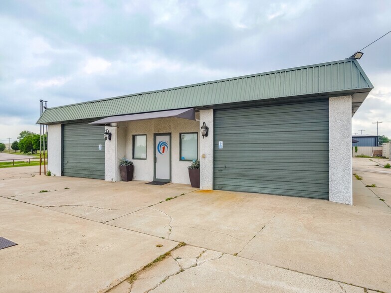 More Photos Of 401 S Ranchwood Blvd, Yukon Flex For Sale