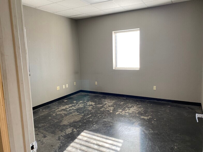 More Photos Of 1010 S Meadow Ave, Odessa Warehouse For Sale