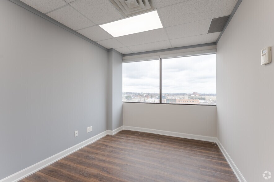 More Photos Of 700 Dorval Dr, Oakville Unknown For Lease