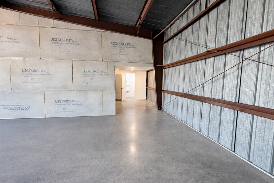 More Photos Of 11050 70th Ave, Seminole Warehouse For Lease