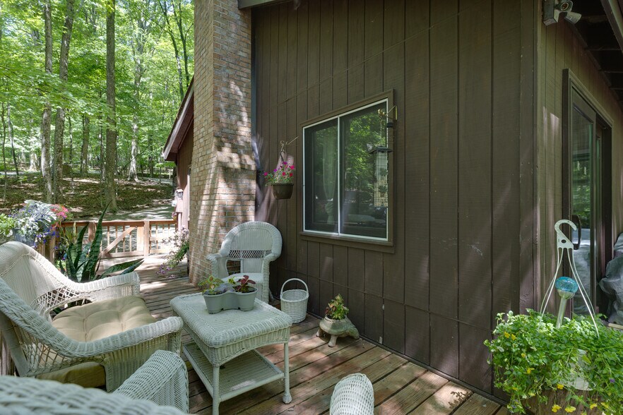 More Photos Of 11 Mountainside Dr, Berkeley Springs Specialty For Sale
